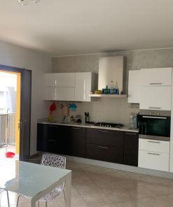Cassinone con due camere e box auto